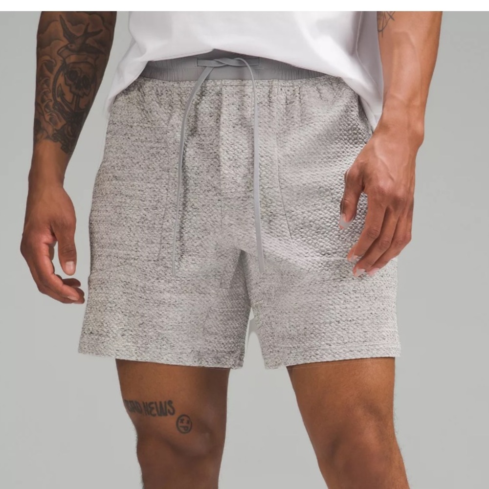Lululemon men’s At Ease Short, size small, heathered light gray, 7 in inseam
